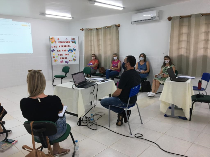 EQUIPE GESTORA ACOLHE EDUCADORES MUNICIPAIS DA EDUCAÇÃO INFANTIL E DO ENSINO FUNDAMENTAL NAS ESCOLAS